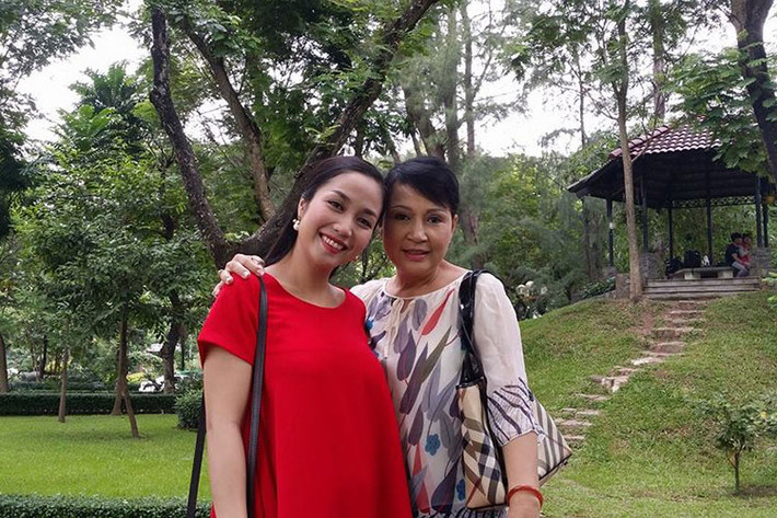 Nghệ sĩ Hải Lý hiện vẫn đi đóng phim. Cô vui vẻ chụp ảnh bên Ốc Thanh Vân trên phim trường. Ảnh: FBNV