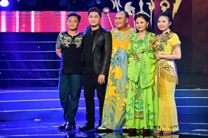 Khi Lê Lộc chỉ mới được vài tuổi, bố mẹ cô ly hôn. Cô và anh trai Duy Phước về sống với bố. Ảnh: Fanpage Sao nối ngôi
