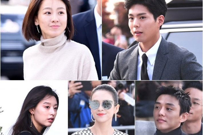 Đám cưới của Song Joong Ki - Song Hye Kyo quy tụ dàn sao Hoa - Hàn: Chương Tử Di, Choi Ji Woo, Yoo Ah In... Trước hôn lễ, cặp đôi diễn viên phim "Hậu duệ mặt trời" công bố tin hẹn hò vào tháng 7/2017. Ảnh: Hankooki