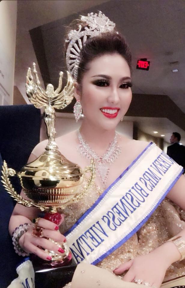 Ngoài ra, màn ứng xử thi hoa hậu của Phi Thanh Vân cũng vấp phải những khen chê trái chiều.
