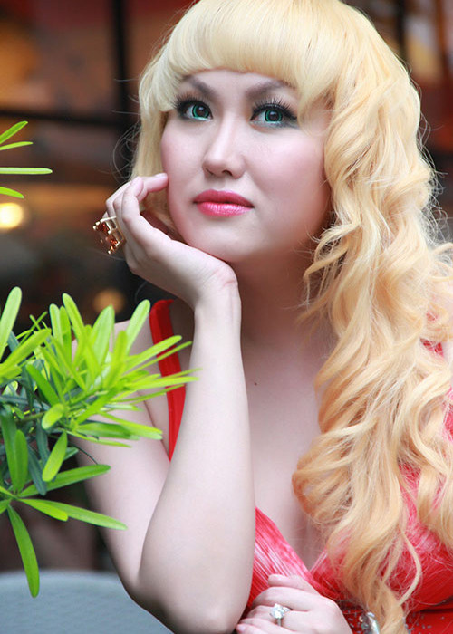 Năm 2013, Phi Thanh Vân lột xác khi thay đổi màu da từ nâu bóng sang trắng nõn cùng phong cách thời trang xì-tin. Ảnh: Dân Việt
