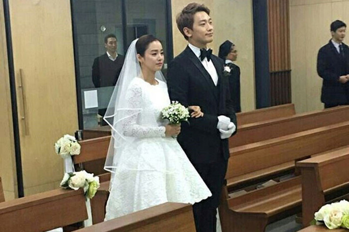Bi Rain và Kim Tae Hee thừa nhận hẹn hò vào tháng 1/2013. 4 năm sau đó, vào tháng 1/2017, cặp đôi tổ chức hôn lễ tại một nhà thờ công giáo ở Seoul. Ảnh: Nate