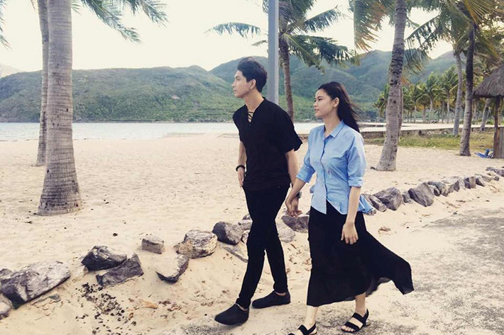 Tháng 8/2016, Tim đưa Trương Quỳnh Anh và con trai đi chơi ở Nha Trang. Đây như là món quà nhỏ mà anh dành cho vợ sau khi cô hoàn thành MV mới. Ảnh: FBNV