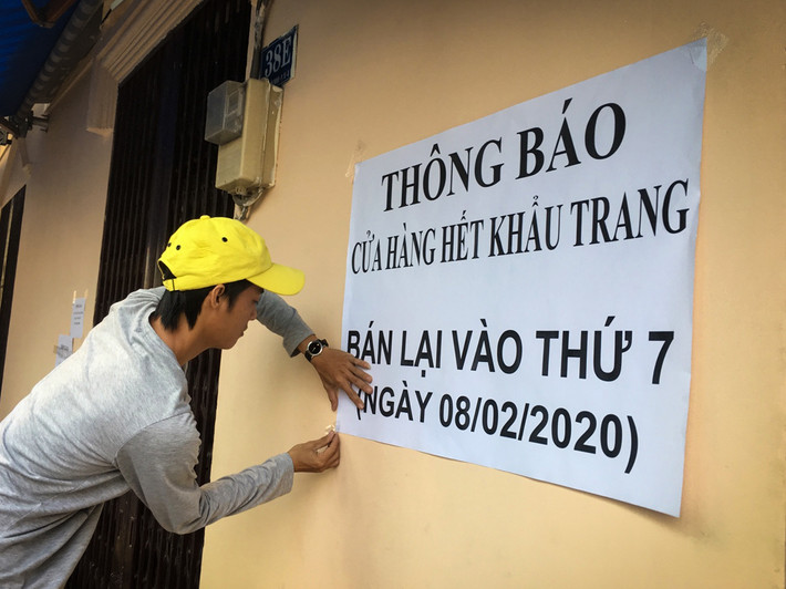 Tuy nhiên, những mặt hàng trên đã "cháy hàng" từ nhiều ngày nay vì lượng người mua quá nhiều. Không còn đủ cung cấp cho người dân, nhiều cửa hàng dán biển hết hàng, tạm ngừng bán.