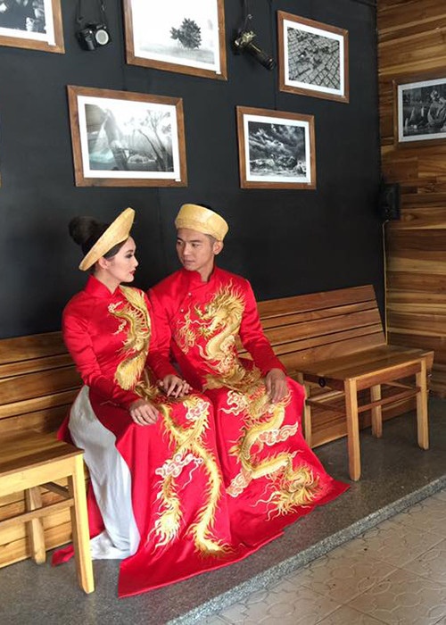 Mai Quốc Việt tấm tắc khen vợ chín chắn, trưởng thành, hiện đại và chân thành. Sau đám cưới, nam ca sĩ không định cư ở Canada mà chọn đi về giữa hai nước. (Ảnh: FBNV)