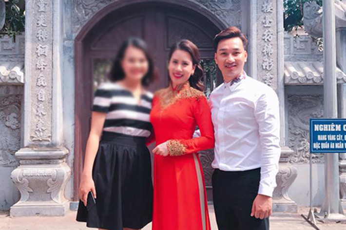 Tháng 7/2013, MC Thành Trung công khai hẹn hò Ngọc Hương - nữ tiếp viên hàng không sinh năm 1991. Ngày 21/2 vừa qua, cặp đôi đã tổ chức lễ ăn hỏi ở Hà Nội. (Ảnh: FBNV)