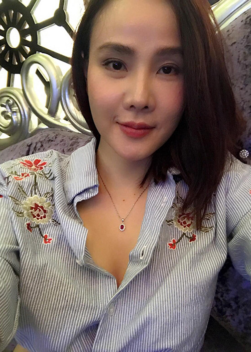 Sau khi chia tay người chồng thứ 2, cựu người mẫu dành phần lớn thời gian cho công việc. Cô tập trung kinh doanh ở lĩnh vực làm đẹp. Với Dương Yến Ngọc, công việc vừa mang lại thu nhập vừa giúp cô đỡ nhớ con. (Ảnh: FBNV)