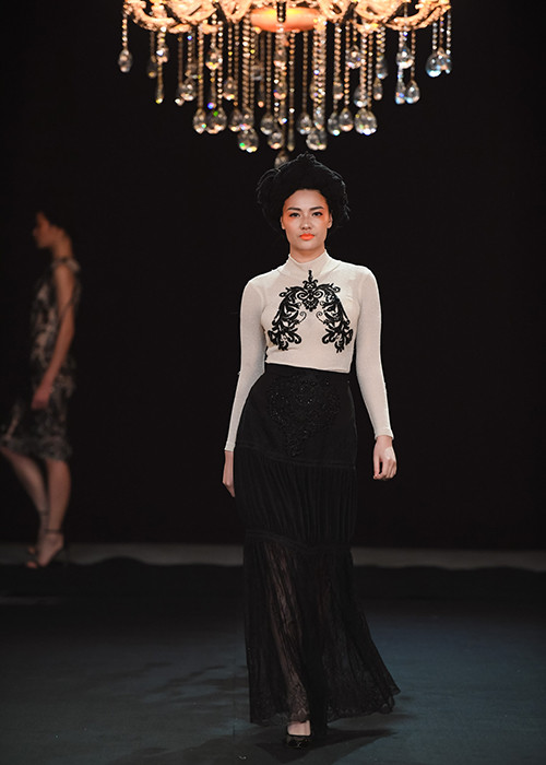 Mới đây, người mẫu Hồng Quế đã tái xuất sàn catwalk khi tham gia trình diễn thời trang trong một chương trình diễn ra tại Hà Nội.
