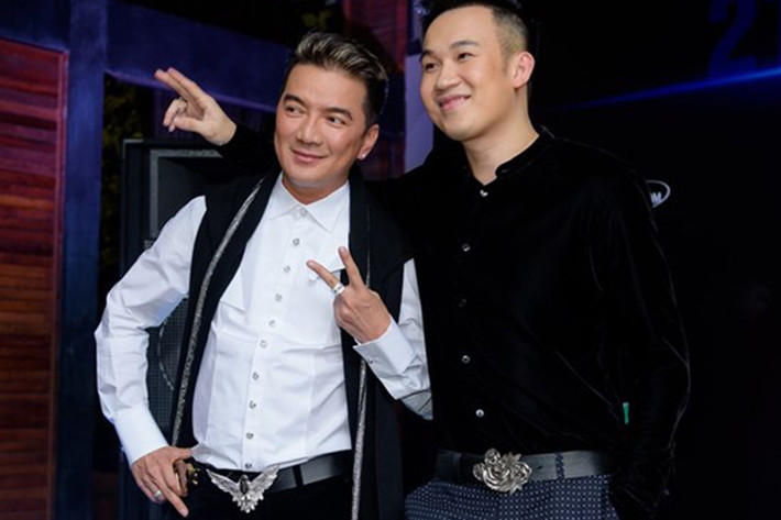 Bị Mr Đàm cho là “ngộ nhận“, Dương Triệu Vũ khẳng định anh có yêu “đàn anh” nhưng chỉ như một người bạn thân. Đàm Vĩnh Hưng cũng lên tiếng giải thích về những phát ngôn vội vàng của mình. Sau lời xin lỗi của Đàm Vĩnh Hưng, cả hai nhanh chóng thân thiết trở lại. (Ảnh: Zing)