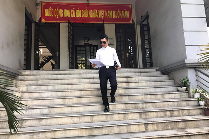Cuộc “khẩu chiến” giữa Phi Thanh Vân - Bảo Duy vẫn tiếp tục cho đến khi Bảo Duy xóa sạch status “tố” vợ cũ. Sau khi được gặp con trai, Bảo Duy đã nộp đơn đơn phương ly hôn theo như yêu cầu của Phi Thanh Vân. (Ảnh: FBNV)