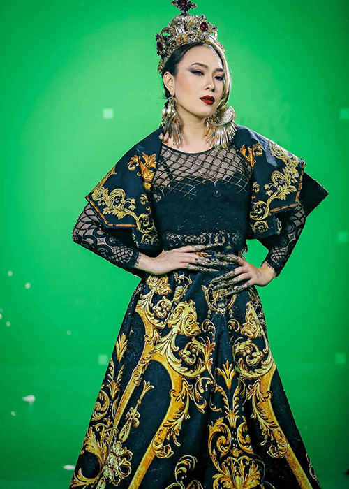 Vụ tác quyền MV “Anh thì không” của Mỹ Tâm cũng gây xôn xao trong những ngày vừa qua. Cụ thể, gần đây, nhạc sĩ Vũ Xuân Hùng “tố” “họa mi tóc nâu” vi phạm tác quyền ca khúc “Anh thì không”. Ngay lập tức, Mỹ Tâm tạm khóa MV và quay clip xin lỗi đồng thời hẹn gặp vị nhạc sĩ. (Ảnh: FBNV)
