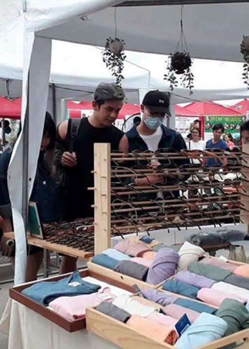 Gần đây, cộng đồng mạng xôn xao tin đồn Erik - Sơn Ngọc Minh có mối quan hệ đặc biệt. Mới nhất, một fan chụp được hình ảnh Sơn Ngọc Minh bên người được cho là Erik vào ngày 18/2. (Ảnh: Zing)