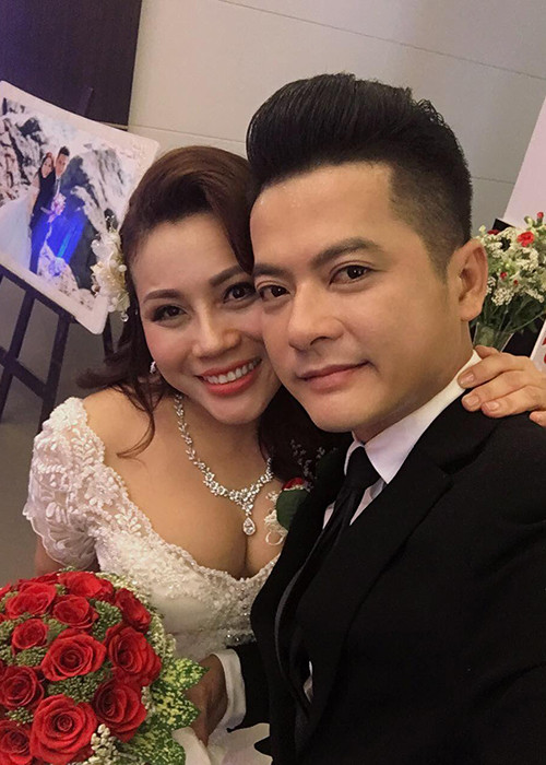 Nam diễn viên phim "Hoa nắng" gặp gỡ bà xã qua sự mai mối của mẹ vợ. Ban đầu, cặp đôi trò chuyện qua Facebook. Dù yêu xa nhưng cả hai vẫn luôn mặn nồng. (Ảnh: FBNV)