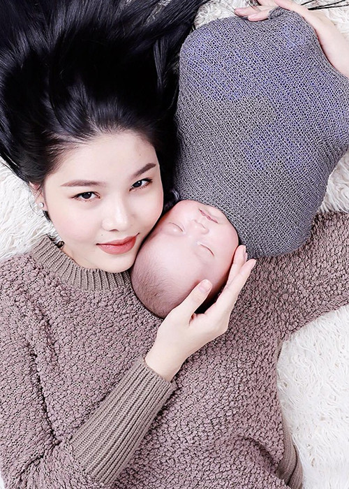 Vợ chồng Kỳ Hân giấu hình ảnh con trai cho đến khi bé được hơn 2 tháng tuổi. Với cựu người mẫu, bé chính là “người tình trọn kiếp” của cô. (Ảnh: FBNV)