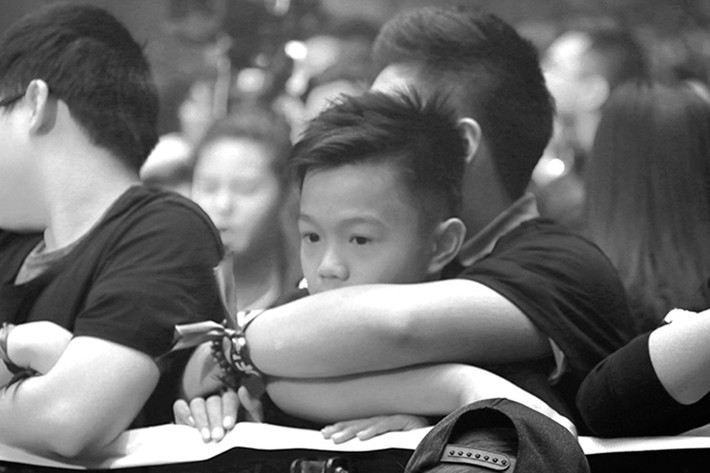 Ở hàng ghế khán giả, con trai đầu lòng của cố nhạc sĩ tài hoa buồn khôn tả khi không còn thấy bố đứng trên sân khấu. (Ảnh: Thể thao văn hóa)