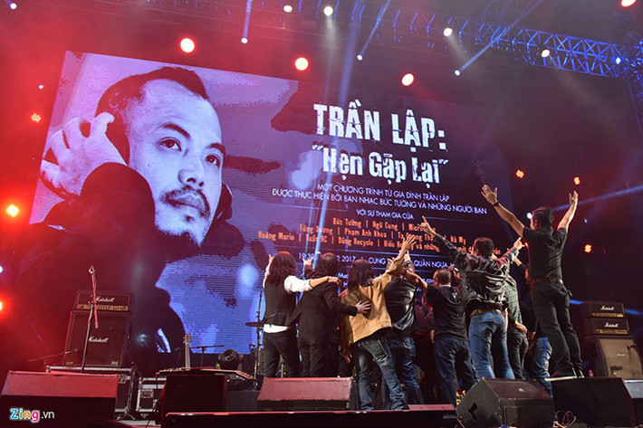 Khép lại đêm nhạc, các nghệ sĩ cùng nhắc lại câu nói của nhạc sĩ Trần Lập trong đêm nhạc cuối cùng của anh: “Hẹn gặp lại. Chúng tôi sẽ trở lại". (Ảnh: Zing)