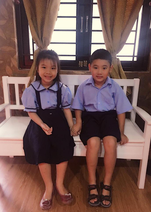 Trên trang cá nhân, vợ cũ của MC Thành Trung cũng đăng tải hình ảnh con nuôi. Trong ảnh, con nuôi của Thu Phượng chụp ảnh cùng với bé Zon. Nhiều người nhận xét, cậu nhóc kháu khỉnh, đáng yêu. (Ảnh: FBNV)