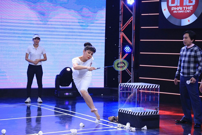 Dáng đánh cầu lông khổ sở của Việt Hương khi mặc một chiếc váy bó trong một gameshow khiến khán giả không thể nhịn cười. (Ảnh: FBNV)