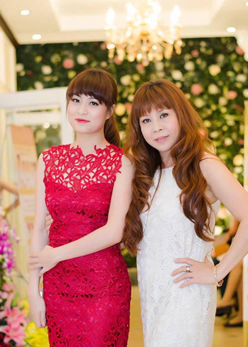 Sở hữu nhan sắc trẻ trung, thân hình thon gọn, mẹ của Hoàng Thùy Linh và con gái nom giống hệt hai chị em. (Ảnh: Dân Việt)