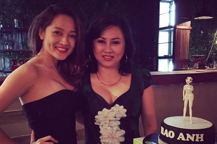 Nữ ca sĩ Bảo Anh thừa hưởng nhiều nét đẹp từ người mẹ trẻ trung của mình từ sống mũi đến má lúm đồng tiền. Hiện tại, mẹ của Bảo Anh làm kinh doanh. (Ảnh: Dân Việt)