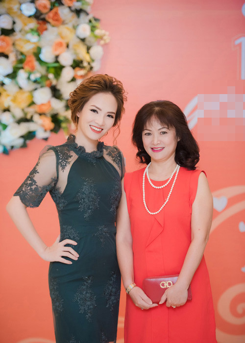 Xuất hiện bên con gái xinh đẹp, mẹ của Đan Lê khiến nhiều người bất ngờ bởi nhan sắc mặn mà, quý phái. (Ảnh: Khám Phá)