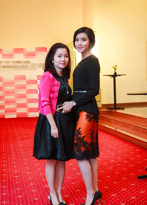Mẹ của Á hậu Huyền My làm việc ở thẩm mĩ viện. Dù chênh lệch gần 20 tuổi nhưng bà và con gái nom giống hệt hai chị em. (Ảnh: Thế giới trẻ)