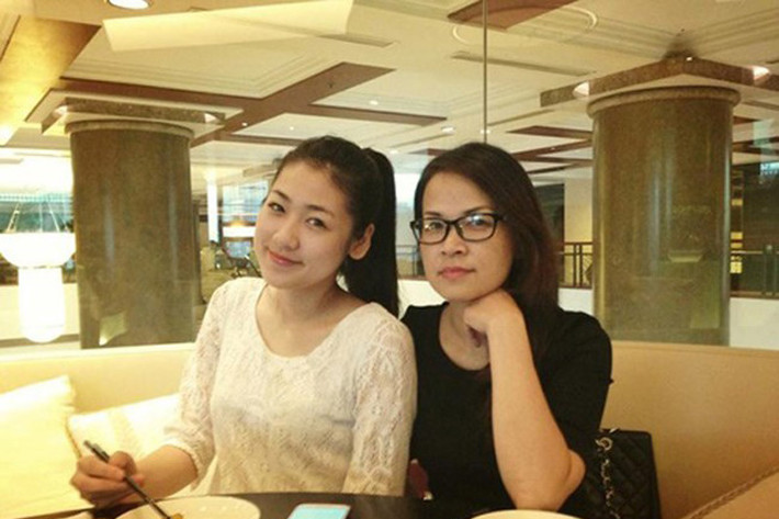 Á hậu Tú Anh cũng là một trong những sao Việt tự hào vì có mẹ trẻ đẹp, sành điệu. (Ảnh: Khám Phá)