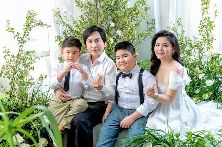 Kim Tử Long kết hôn lần 3 với nghệ sĩ cải lương Trinh Trinh vào năm 2011. Cặp đôi có hai cậu con trai Andy Gia Khánh và Peter Gia Khiêm. Kim Tử Long và vợ thứ ba sống hòa hợp. Nam nghệ sĩ từng chia sẻ, 12 năm sống chung, cả hai cãi nhau chỉ 2 lần. Ảnh: FBNV.