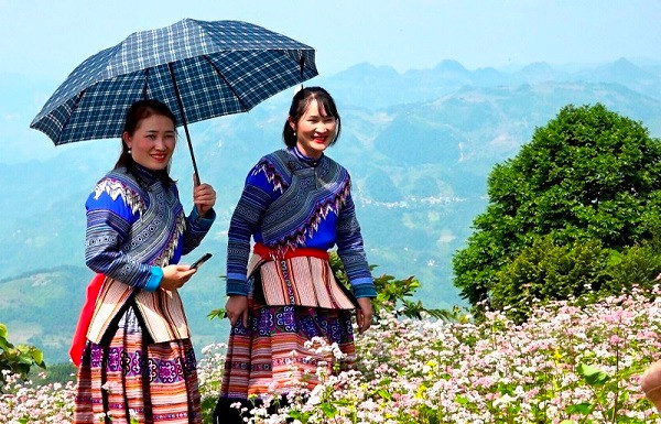 Si Ma Cai được coi là vùng đất cổ nhất Lào Cai, với nhiều dân tộc thiểu số sinh sống, đông nhất là đồng bào dân tộc H’Mông, ở các bản làng trên núi cao chót vót và dọc hai bờ sông Chảy hùng vĩ. Những năm gần đây, đồng bào tập trung phát triển mạnh du lịch sinh thái, bảo tồn văn hóa bản địa, thu hút du khách trong và ngoài nước, nhất là những kỳ lễ, Tết và Quốc khánh 2/9. (Ảnh: ĐÌNH NAM)