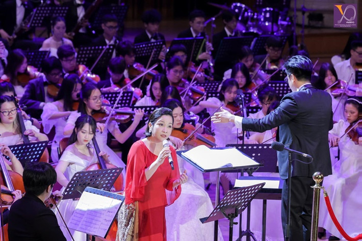 Sau Thì thầm mùa xuân, Mỹ Linh có nhiều bản hit như: Tóc ngắn, Hương ngọc lan, Trưa vắng, Trên đỉnh Phù Vân, Chị tôi, Khúc giao mùa, Em mơ về anh.