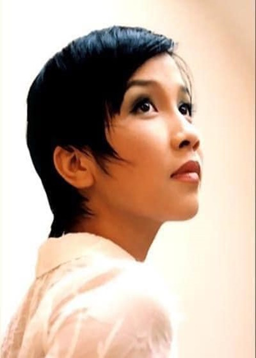 Mỹ Linh sinh ra trong gia đình không có truyền thống nghệ thuật. Theo Dân Trí, mẹ cô là công nhân Xí nghiệp Dược phẩm TW2, bố Mỹ Linh là giáo viên dạy Văn sau chuyển thành công nhân, thầu xây dựng. Từ lúc còn rất nhỏ, Mỹ Linh đã thích hát.