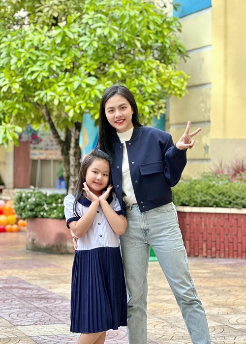 Vân Trang cùng ông xã đích thân đưa các con đi khai giảng.