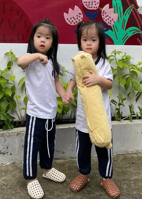 Cặp song sinh nhà Vân Trang đi học mẫu giáo còn cô con gái đầu lòng của Vân Trang học lớp 2.
