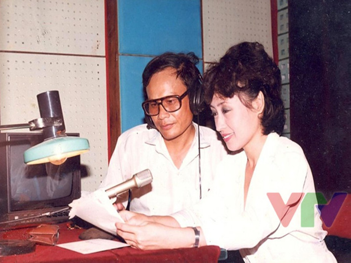 Sau hơn 20 năm gắn bó với bản tin Thời sự, Kim Tiến thôi làm phát thanh viên chương trình từ tháng 5/2001 và chuyển sang làm việc tại chương trình Hộp thư Truyền hình trên VTV1. Năm 2002, bà nghỉ hưu nhưng vẫn thường xuyên nhận được lời mời cộng tác của nhà đài. Ngoài ra, NSƯT Kim Tiến còn tự mở lớp và trở thành giảng viên dạy phát thanh, biên tập viên cho các bạn trẻ. Ảnh: VTV