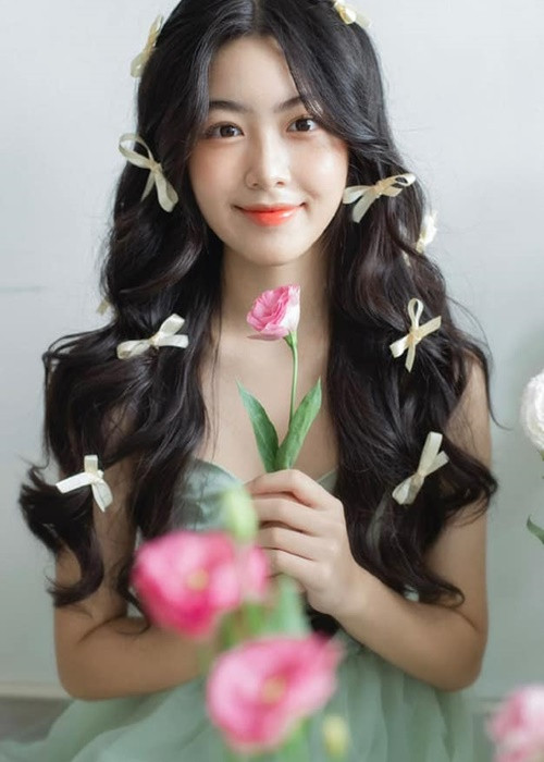 Lọ Lem - con gái đầu lòng của Quyền Linh chính thức bước sang tuổi 16. Để mừng tuổi mới, Lọ Lem thực hiện một bộ ảnh.