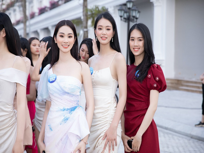 Trong một hoạt động vào ngày 4/4, dàn thí sinh diện đầm cocktail.