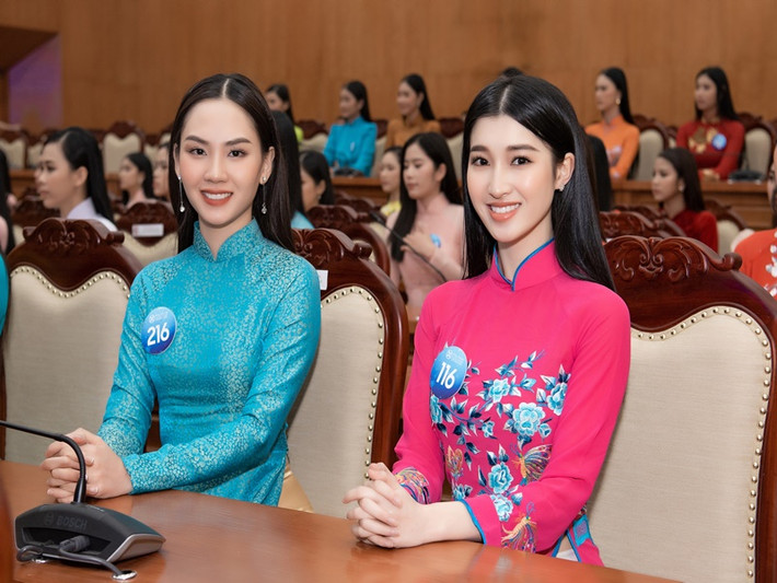 64 cô gái xuất sắc nhất của cuộc thi diện áo dài thướt tha.