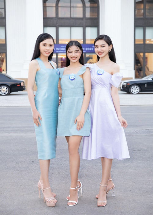 Các người đẹp khoe trọn nhan sắc ngọt ngào.