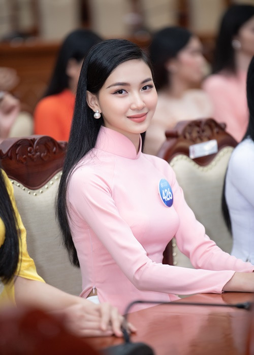 Người đẹp Lê Trúc Linh khoe vẻ rạng rỡ.
