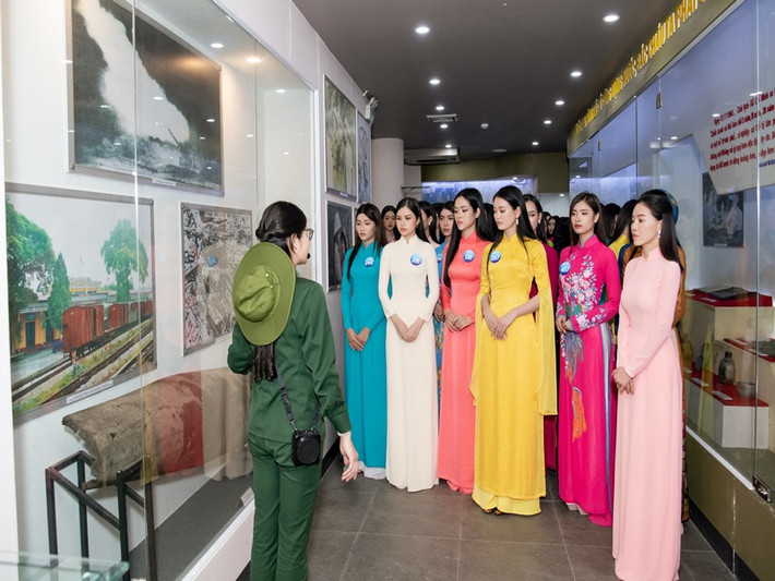Trong buổi sáng đầu tiên tại thành phố Thái Nguyên, top 64 còn có dịp tham quan trung tâm điều hành thông minh IOC của tỉnh, Khu tưởng niệm Thanh niên xung phong Đại đội 915.
