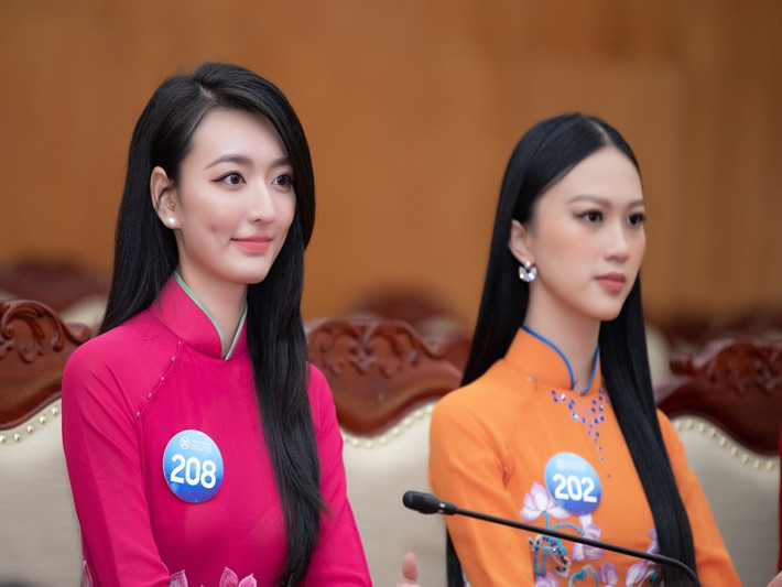 Các cô gái đã có buổi gặp mặt với các lãnh đạo của Ủy ban nhân dân tỉnh Thái Nguyên và được chào đón trong sự hân hoan và chu đáo.