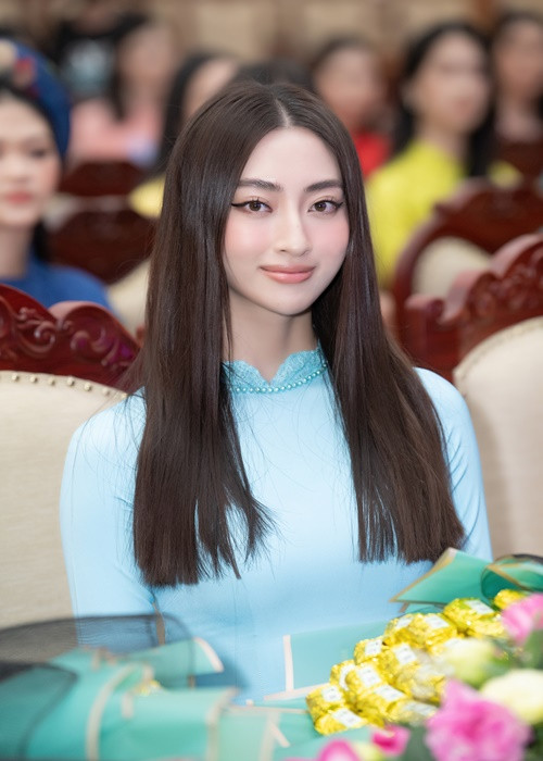 Đồng hành cùng các thí sinh còn có sự xuất hiện của “bà trùm hoa hậu" Phạm Kim Dung - Chủ tịch Miss World Vietnam, Tổng đạo diễn Miss World Vietnam Hoàng Nhật Nam, Hoa hậu Lương Thùy Linh (trong ảnh), Á hậu Kiều Loan.