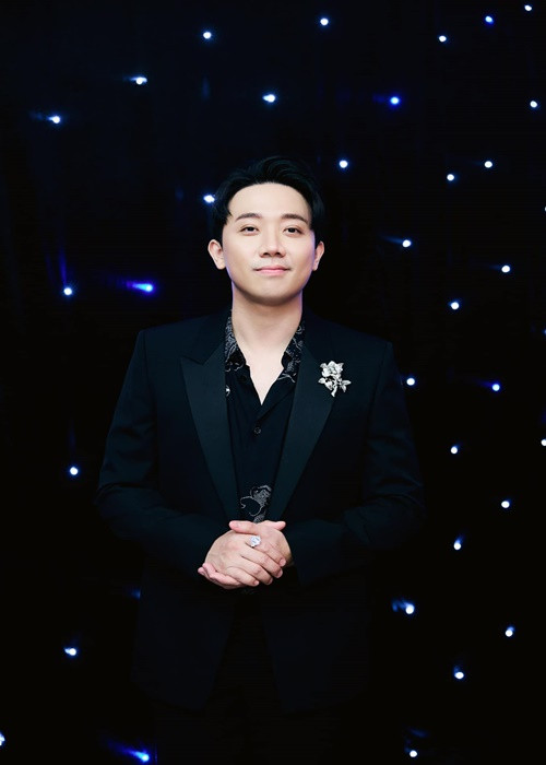 Chưa có thông tin ai sẽ đóng nữ chính phim Tết của Trấn Thành. Trong buổi ra mắt dự án, MC Trấn Thành bày tỏ: “Những người tôi mời đều tài năng và tôi tin khả năng diễn xuất của họ. Nếu trong số đó ai không được chọn thì cho tôi xin lỗi, vì không phải các bạn không tài năng mà đơn giản là do nhân dạng, tính cách... của bạn không giống với nhân vật Mai mà tôi tưởng tượng”. Ảnh: FBNV