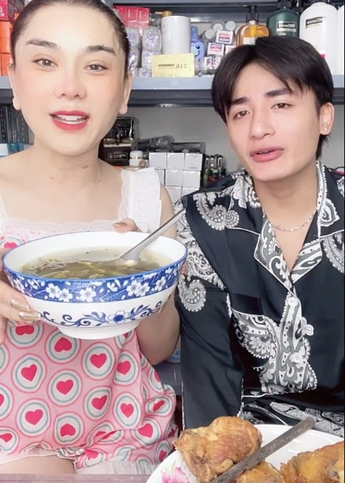 Trong một livestream mới đây, Lâm Khánh Chi khoe được Song Duy nấu ăn cho, tất cả đều là món cô thích.