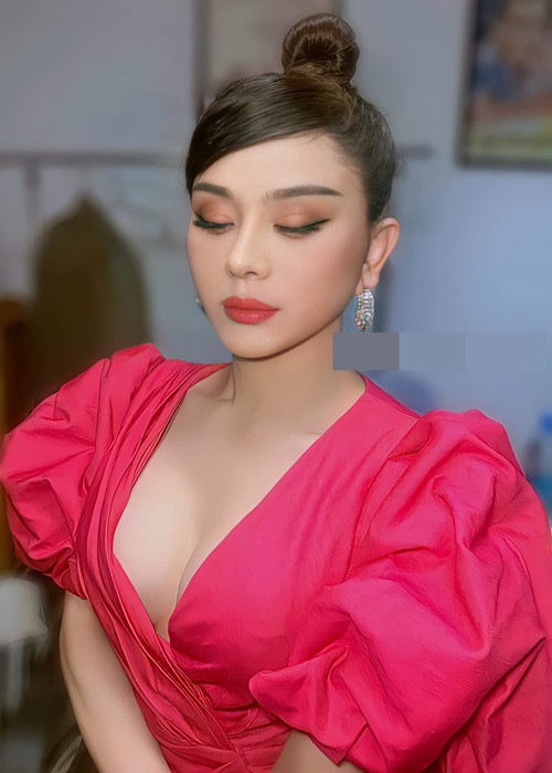 Trở lại cuộc sống độc thân, Lâm Khánh Chi liên tục tung ảnh khoe nhan sắc mặn mà.