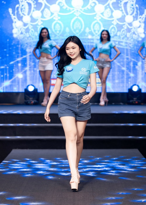 Các thí sinh tập luyện trong trang phục áo phông, quần short.
