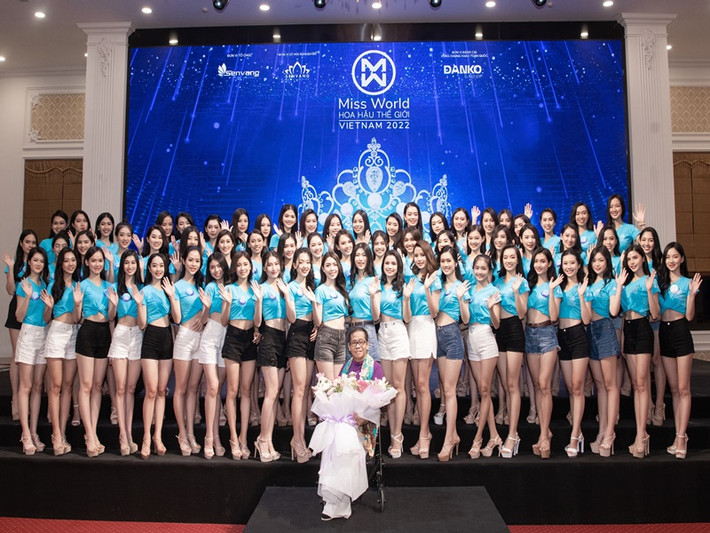 Không thể catwalk được trên đôi chân của mình nữa nhưng do tâm huyết với nghề, ông Santos đã chấp nhận lời mời của ban tổ chức.