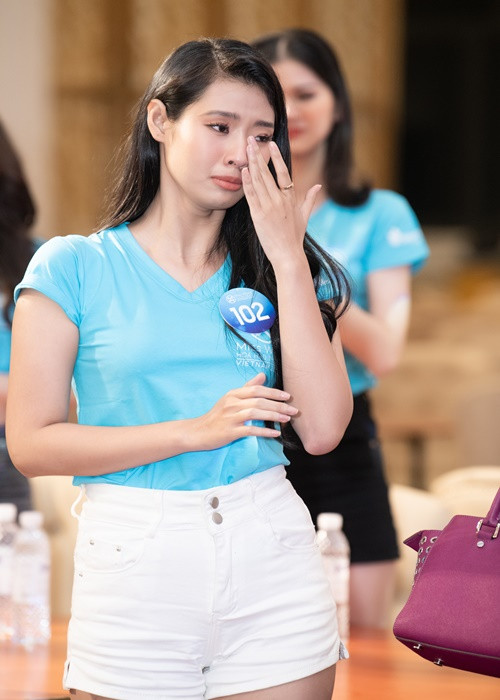 Thậm chí các thí sinh đã rơi nước mắt khi lắng nghe câu chuyện đau lòng của ông Santos.