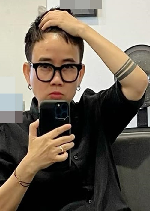 Sau đó, cư dân mạng soi ra nhạc sĩ Phương Uyên cũng đeo một chiếc nhẫn tương tự Thanh Hà trên ngón áp út.