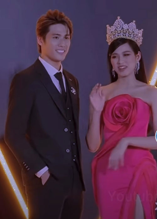 Hồi tháng 2/201, cư dân mạng lan truyền clip ghi lại hình ảnh Đỗ Thị Hà từ chối nam đồng nghiệp định ôm eo khi chụp ảnh trên thảm đỏ một lễ trao giải. Ảnh: Yan